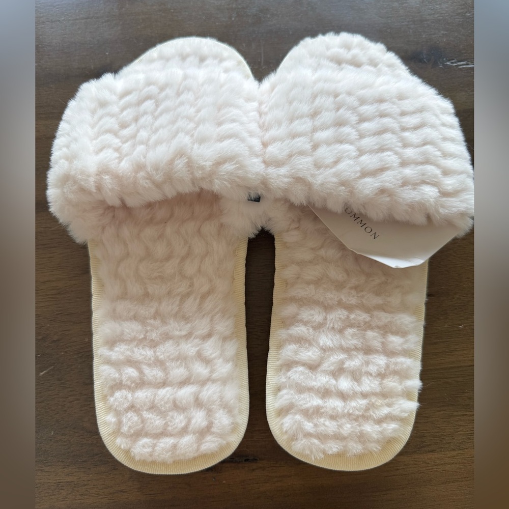 Cozy white Fuzzy Slippers NWT size 7/8